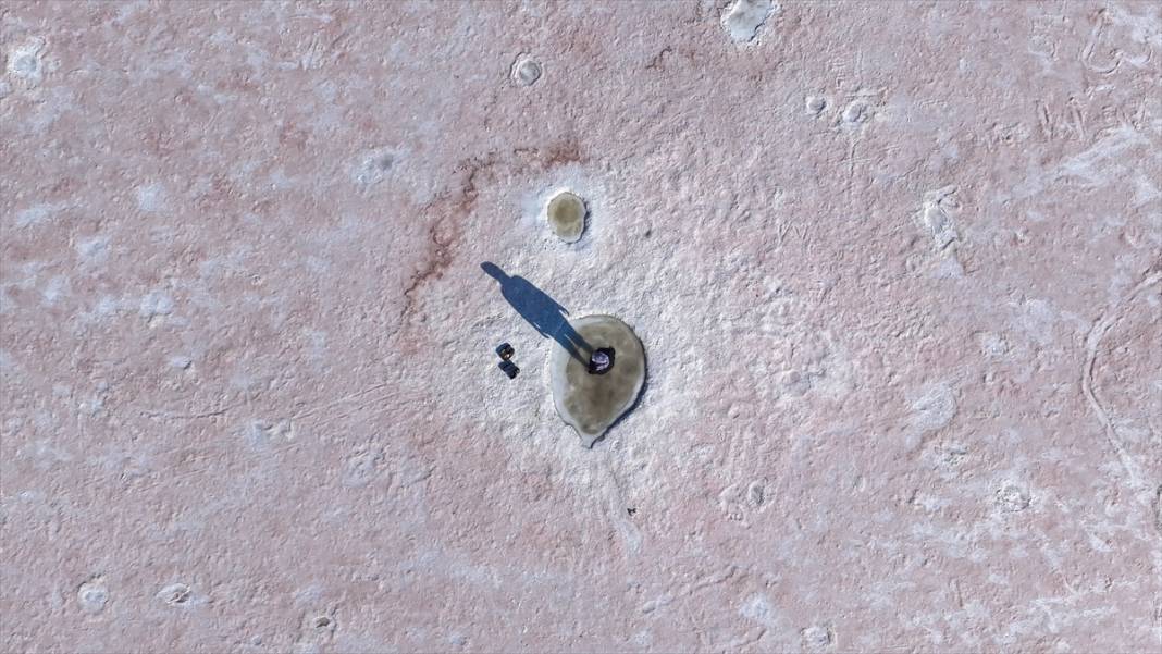 Kavurucu sıcaklar Tuz Gölü'nü kızarttı! Bakteriler cirit atıyor 2